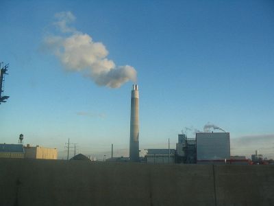 Smokestack_in_Detroit, fot. By Gyre (Own work) [GFDL (http://www.gnu.org/copyleft/fdl.html), CC-BY-SA-3.0 